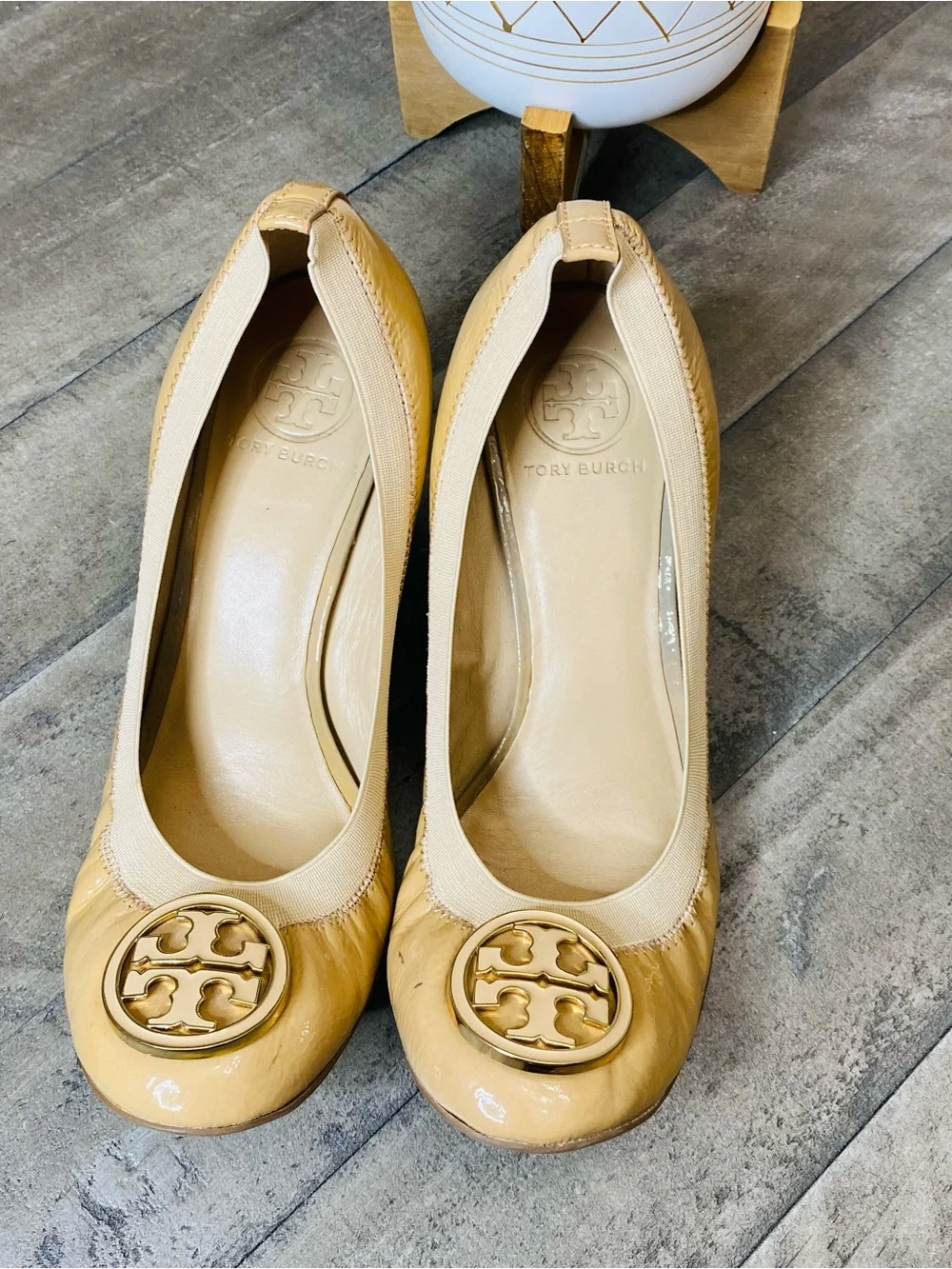 Tory Burch Caroline Patent Leather Wedge Pumps Tan Beige Gold Logo Sz 9